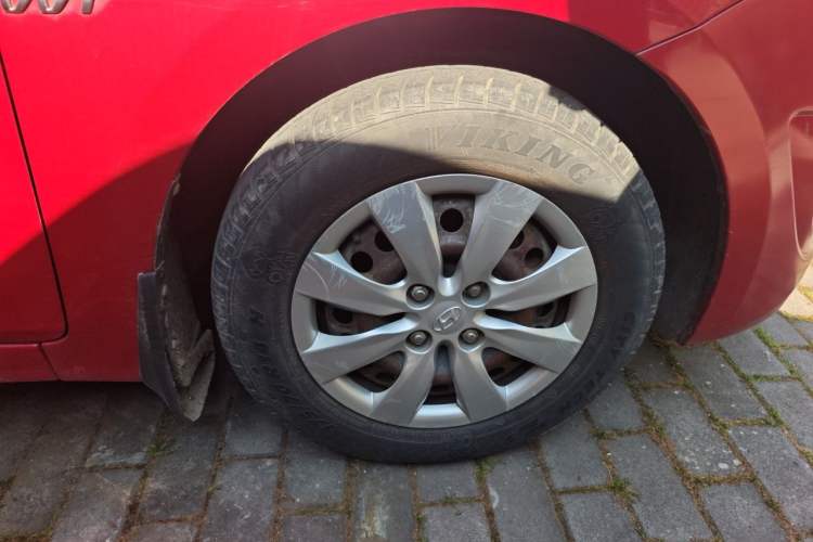 Used Hyundai Verna (older generation) 2010 Sedan 1.4L Manual Comfort GS Right Front Wheel Hub