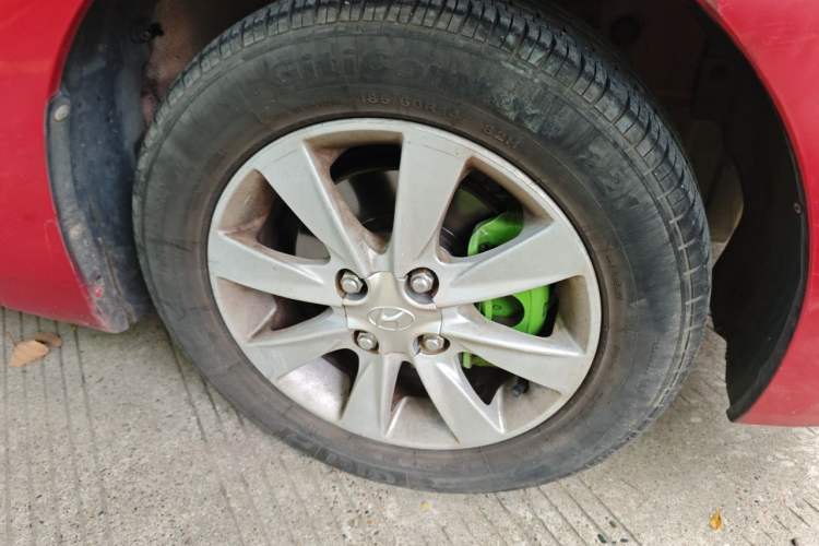 Used Hyundai Verna (older generation) 2010 Sedan 1.4L Automatic Comfort Model GS Right Front Wheel Hub