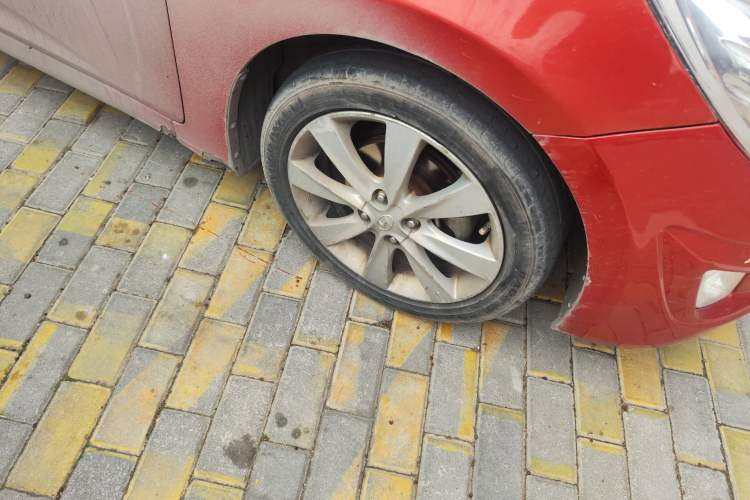 Used Hyundai Verna (older generation) 2010 Sedan 1.4L Automatic Luxury GLS Trim Right Front Wheel Hub