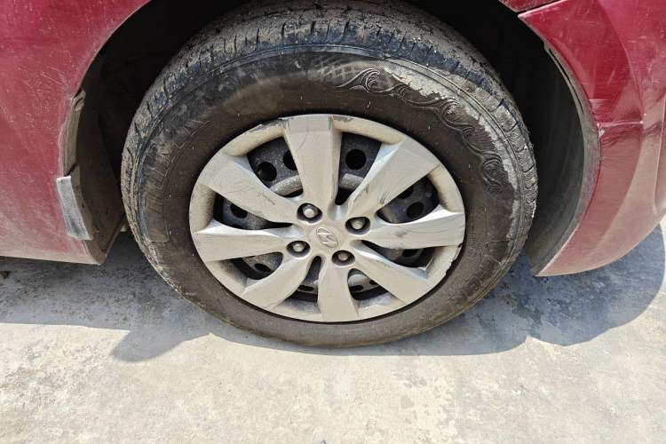 Used Hyundai Verna (older generation) 2010 Sedan 1.4L Automatic Comfort Model GS Right Front Wheel Hub