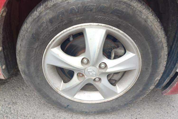 Used Hyundai Verna (older generation) 2010 Sedan 1.4L Automatic Fashionable GT Model Right Front Wheel Hub