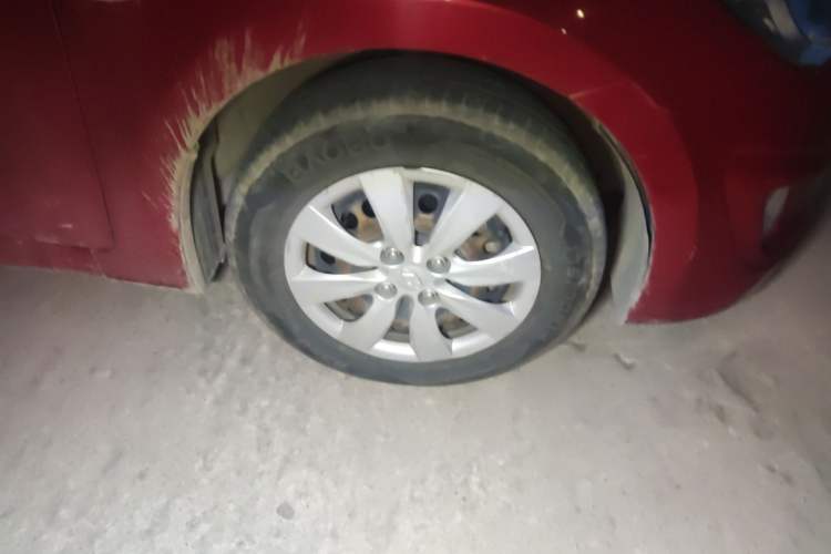 Used Hyundai Verna (older generation) 2010 Sedan 1.4L Automatic Comfort Model GS Right Front Wheel Hub