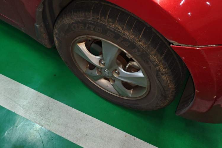 Used Hyundai Verna (older generation) 2010 Sedan 1.4L Automatic Fashionable GT Model Right Front Wheel Hub