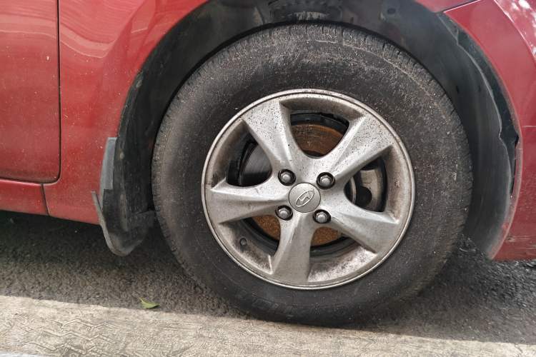 Used Hyundai Verna (older generation) 2010 Sedan 1.4L Automatic Comfort Model GS Right Front Wheel Hub