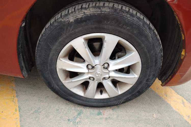 Used Hyundai Verna (older generation) 2010 Sedan 1.4L Manual Comfort GS Right Front Wheel Hub