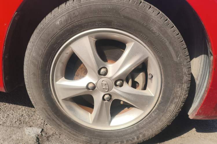 Used Hyundai Verna (older generation) 2010 Sedan 1.4L Automatic Comfort Model GS Right Front Wheel Hub