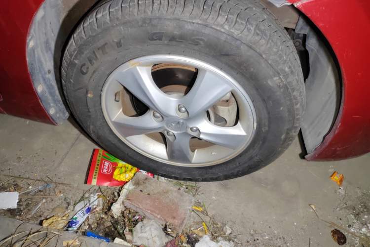 Used Hyundai Verna (older generation) 2010 Sedan 1.4L Automatic Fashionable GT Model Right Front Wheel Hub