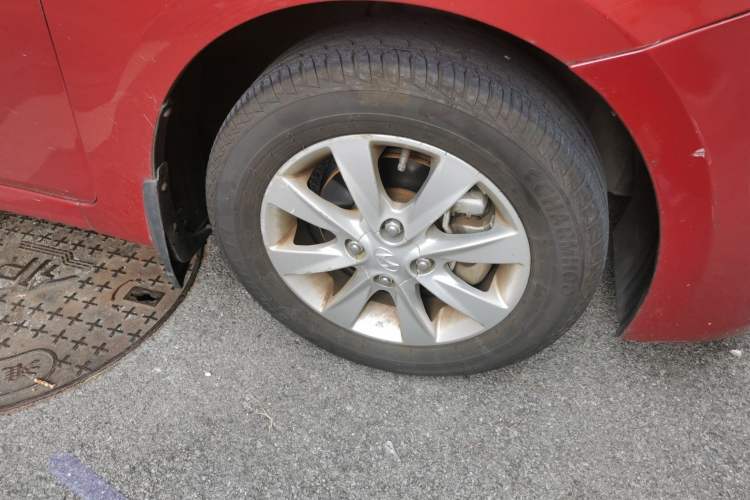 Used Hyundai Verna (older generation) 2010 Sedan 1.4L Automatic Comfort Model GS Right Front Wheel Hub