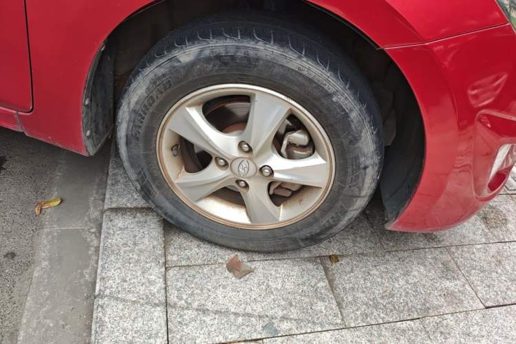 Used Hyundai Verna (older generation) 2010 Sedan 1.4L Automatic Fashionable GT Model Right Front Wheel Hub
