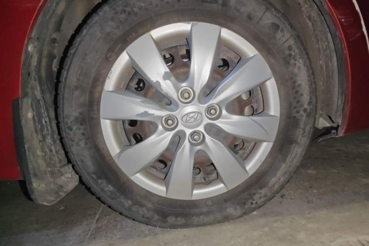 Used Hyundai Verna (older generation) 2010 Sedan 1.4L Manual Comfort GS Right Front Wheel Hub