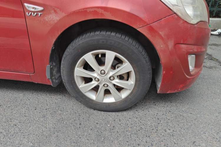 Used Hyundai Verna (older generation) 2010 Sedan 1.4L Manual Comfort GS Right Front Wheel Hub