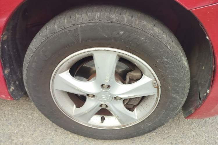 Used Hyundai Verna (older generation) 2010 Sedan 1.4L Automatic Fashionable GT Model Right Front Wheel Hub