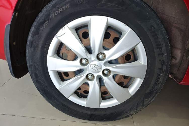Used Hyundai Verna (older generation) 2010 Sedan 1.4L Manual Comfort GS Right Rear Wheel Hub