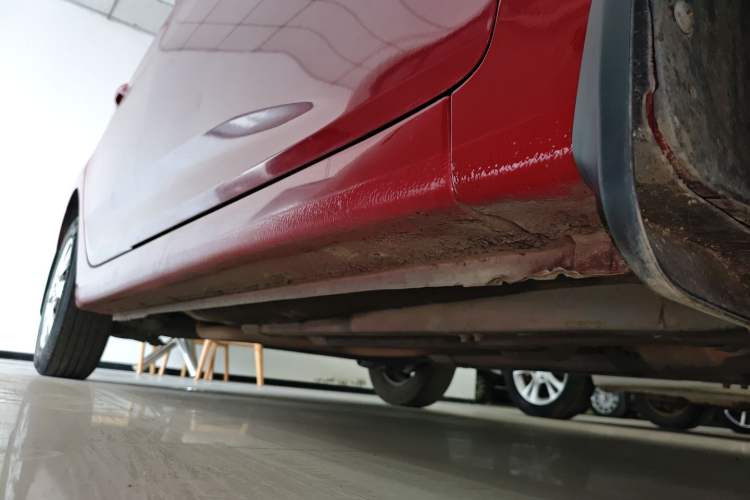 Used Hyundai Verna (older generation) 2010 Sedan 1.4L Manual Comfort GS Right Side Sill