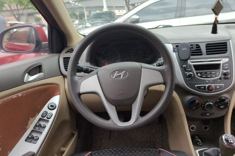 Used Hyundai Verna (older generation) 2010 Sedan 1.4L Manual Comfort GS Steering Wheel