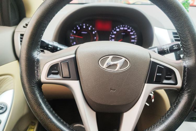 Used Hyundai Verna (older generation) 2010 Sedan 1.4L Automatic Luxury GLS Trim Steering Wheel