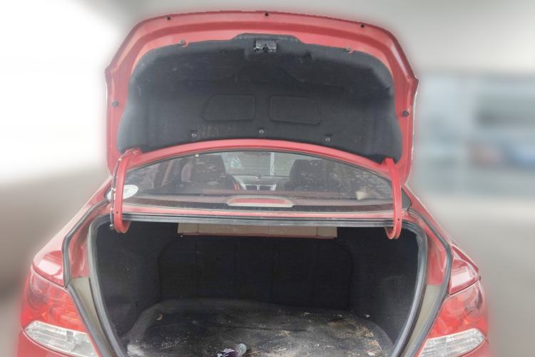 Used Hyundai Verna (older generation) 2010 Sedan 1.4L Manual Comfort GS Trunk