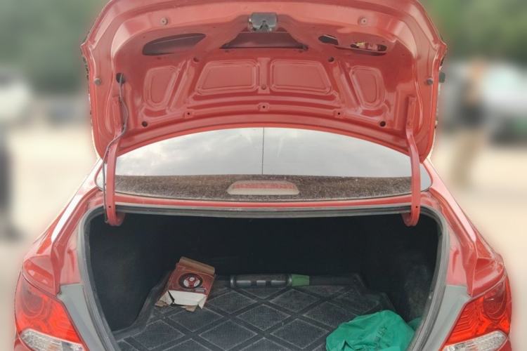 Used Hyundai Verna (older generation) 2010 Sedan 1.4L Manual Comfort GS Trunk