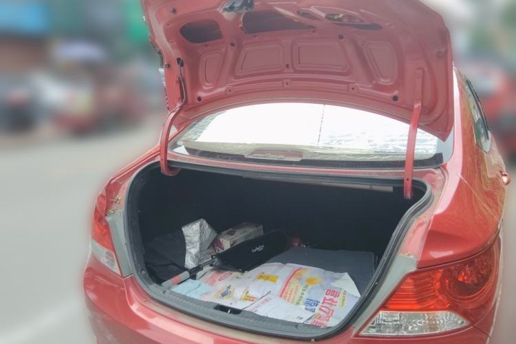 Used Hyundai Verna (older generation) 2010 Sedan 1.4L Manual Comfort GS Trunk