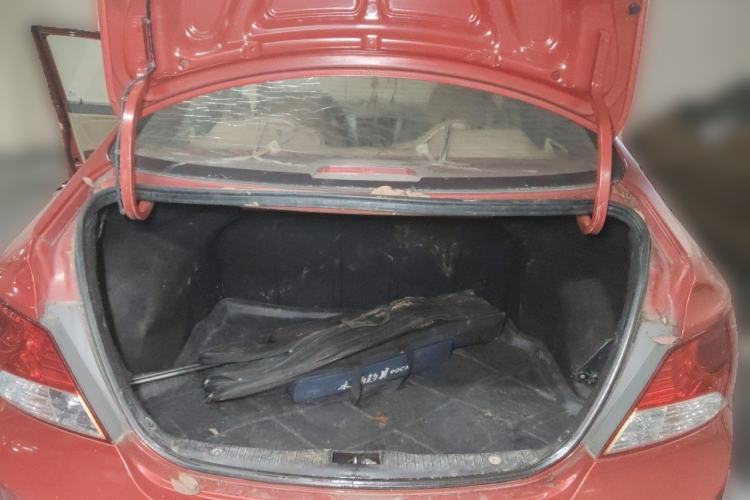 Used Hyundai Verna (older generation) 2010 Sedan 1.4L Manual Comfort GS Trunk