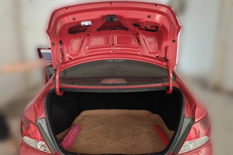 Used Hyundai Verna (older generation) 2010 Sedan 1.4L Manual Comfort GS Trunk