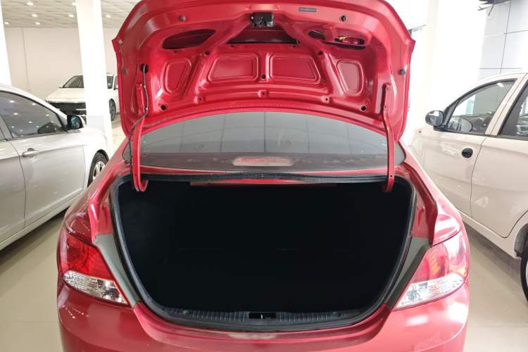 Used Hyundai Verna (older generation) 2010 Sedan 1.4L Manual Comfort GS Trunk