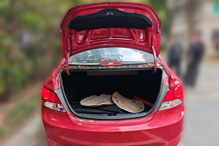 Used Hyundai Verna (older generation) 2010 Sedan 1.4L Automatic Comfort Model GS Trunk