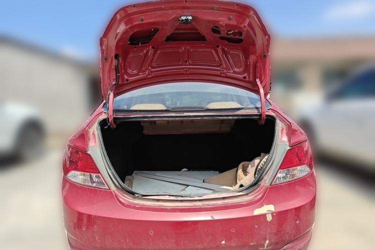 Used Hyundai Verna (older generation) 2010 Sedan 1.4L Automatic Comfort Model GS Trunk