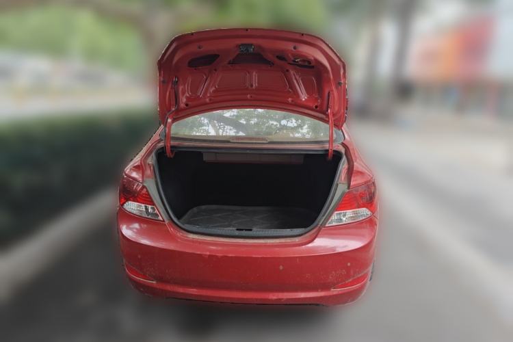Used Hyundai Verna (older generation) 2010 Sedan 1.4L Manual Comfort GS Trunk