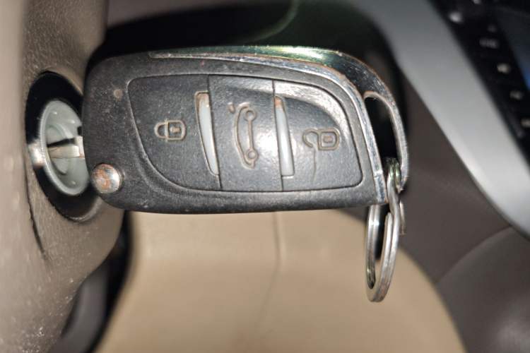 Used Hyundai Verna (older generation) 2010 Sedan 1.4L Automatic Comfort Model GS Vehicle Key