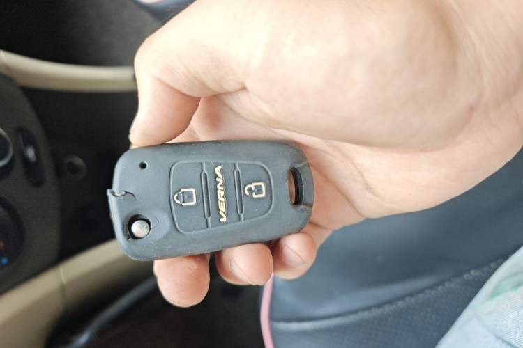 Used Hyundai Verna (older generation) 2010 Sedan 1.4L Manual Comfort GS Vehicle Key