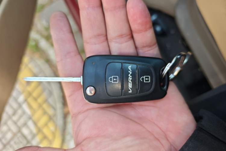 Used Hyundai Verna (older generation) 2010 Sedan 1.4L Manual Comfort GS Vehicle Key