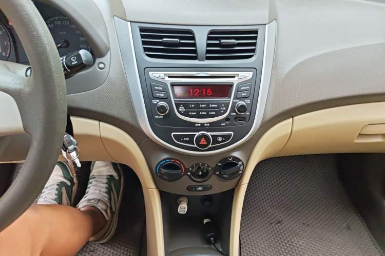 Used Hyundai Verna (older generation) 2010 Sedan 1.4L Manual Comfort GS Audio And AC Panel