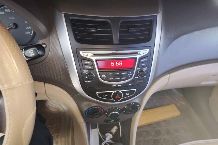 Used Hyundai Verna (older generation) 2010 Sedan 1.4L Automatic Comfort Model GS Audio And AC Panel