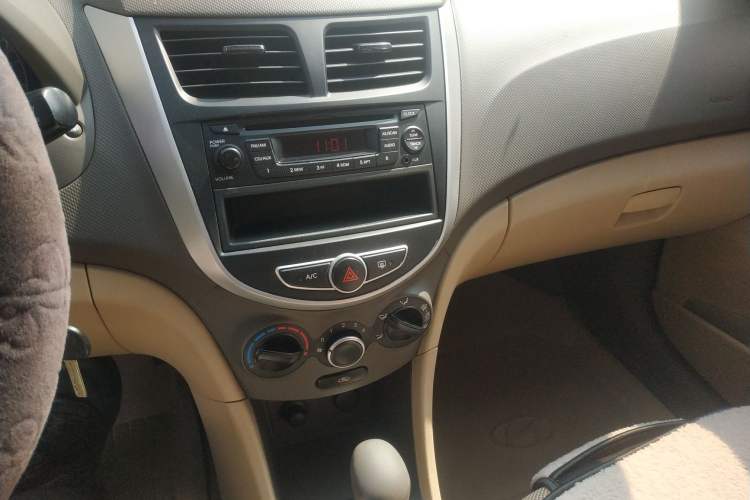 Used Hyundai Verna (older generation) 2010 Sedan 1.4L Automatic Comfort Model GS Audio And AC Panel