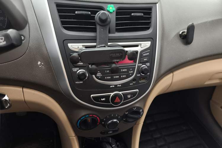 Used Hyundai Verna (older generation) 2010 Sedan 1.4L Manual Comfort GS Audio And AC Panel