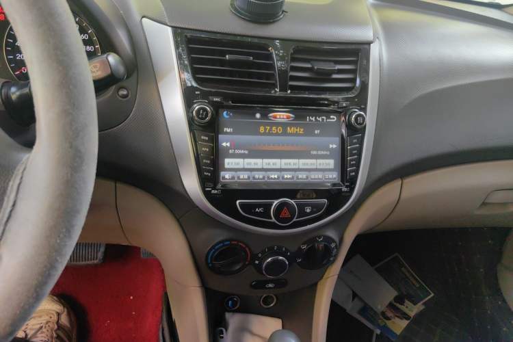 Used Hyundai Verna (older generation) 2010 Sedan 1.4L Automatic Fashionable GT Model Audio And AC Panel