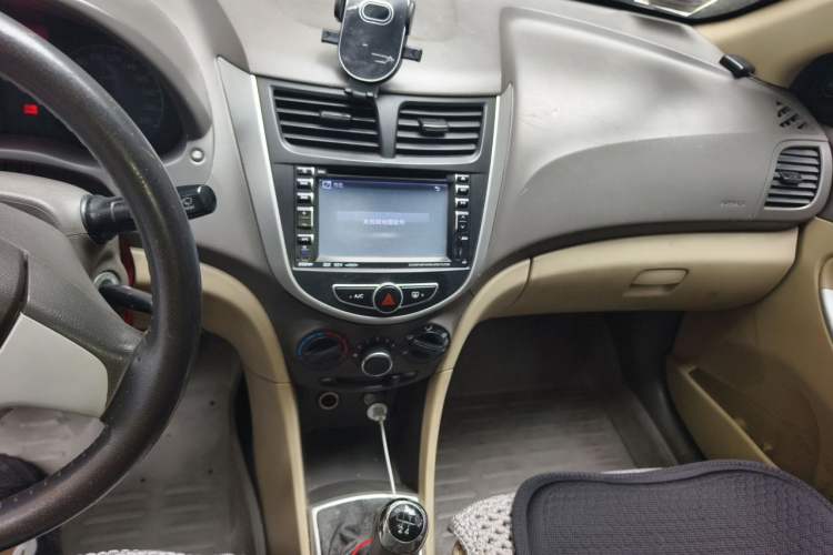Used Hyundai Verna (older generation) 2010 Sedan 1.4L Manual Standard GL Model Audio And AC Panel