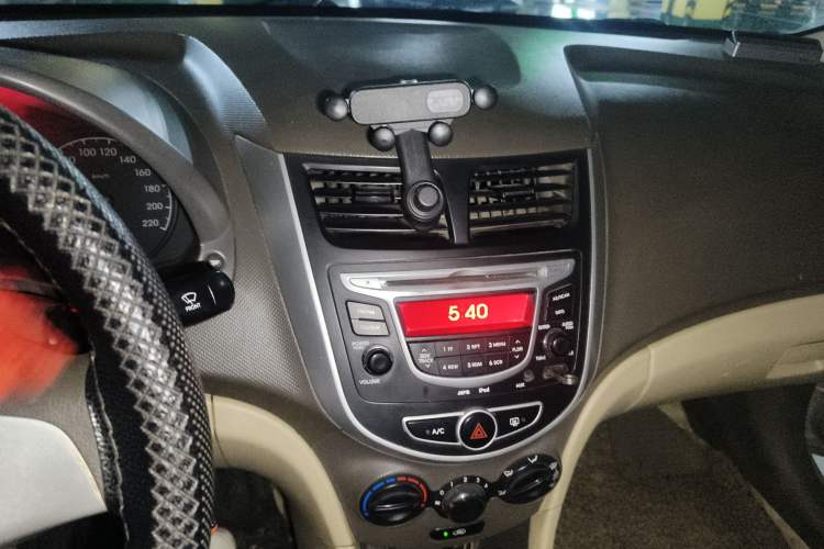 Used Hyundai Verna (older generation) 2010 Sedan 1.4L Manual Comfort GS Audio And AC Panel