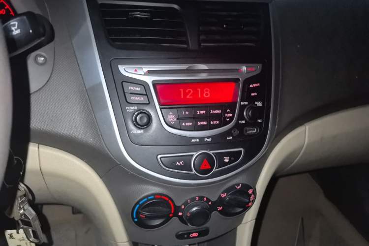 Used Hyundai Verna (older generation) 2010 Sedan 1.4L Manual Comfort GS Audio And AC Panel