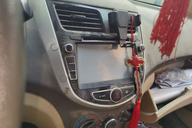 Used Hyundai Verna (older generation) 2010 Sedan 1.4L Manual Comfort GS Audio And AC Panel