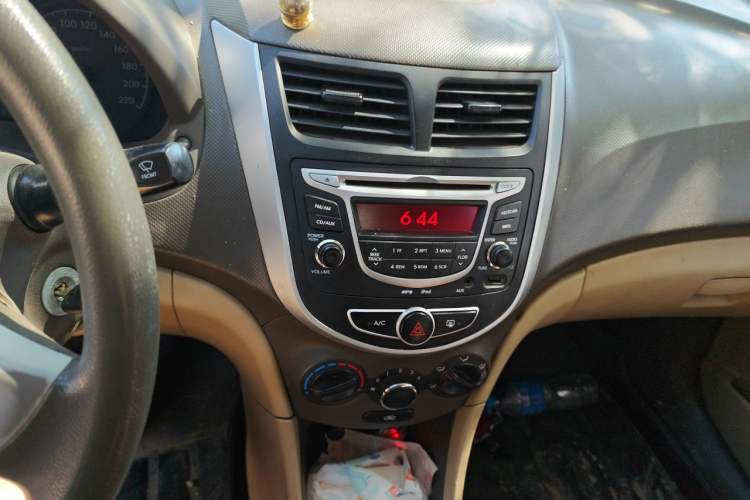 Used Hyundai Verna (older generation) 2010 Sedan 1.4L Manual Comfort GS Audio And AC Panel