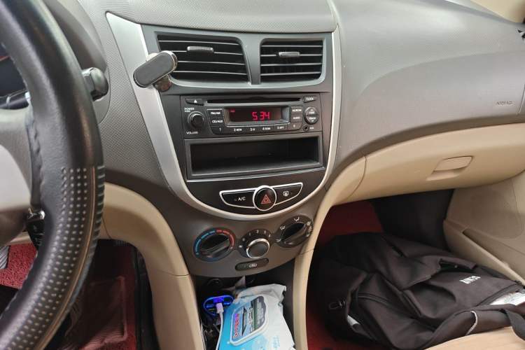 Used Hyundai Verna (older generation) 2010 Sedan 1.4L Manual BLUE Model Audio And AC Panel