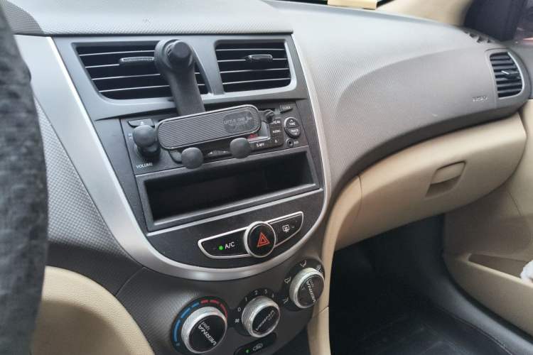 Used Hyundai Verna (older generation) 2010 Sedan 1.4L Automatic Comfort Model GS Audio And AC Panel