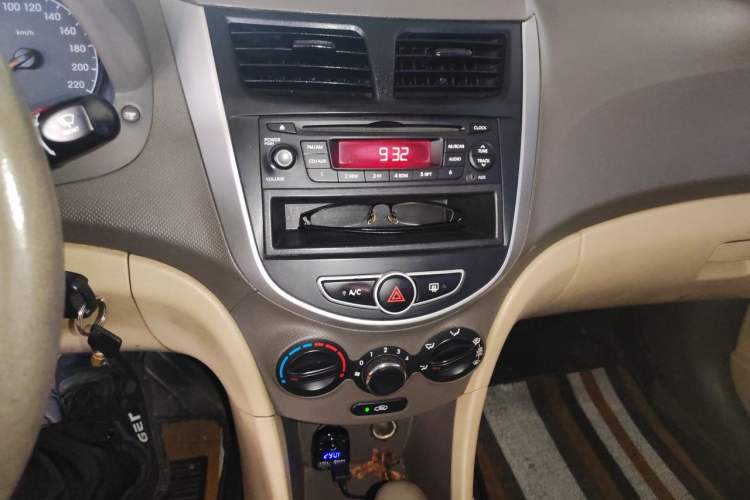 Used Hyundai Verna (older generation) 2010 Sedan 1.4L Automatic Comfort Model GS Audio And AC Panel