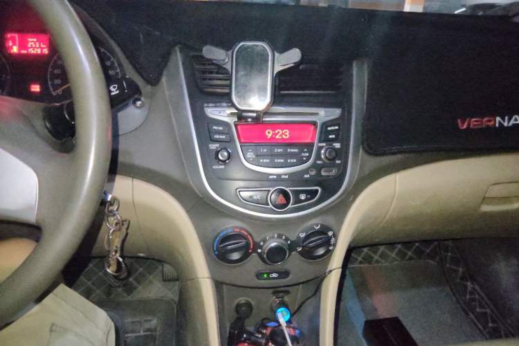 Used Hyundai Verna (older generation) 2010 Sedan 1.4L Manual Comfort GS Audio And AC Panel