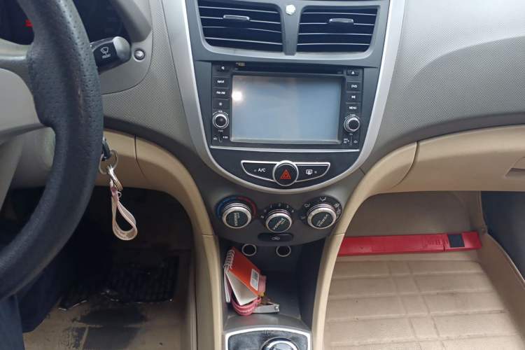 Used Hyundai Verna (older generation) 2010 Sedan 1.4L Manual Comfort GS Audio And AC Panel