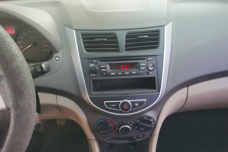 Used Hyundai Verna (older generation) 2010 Sedan 1.4L Manual Standard GL Model Audio And AC Panel
