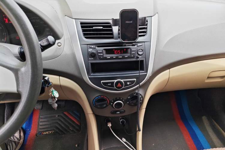 Used Hyundai Verna (older generation) 2010 Sedan 1.4L Manual Comfort GS Audio And AC Panel