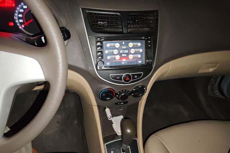 Used Hyundai Verna (older generation) 2010 Sedan 1.4L Automatic Comfort Model GS Audio And AC Panel